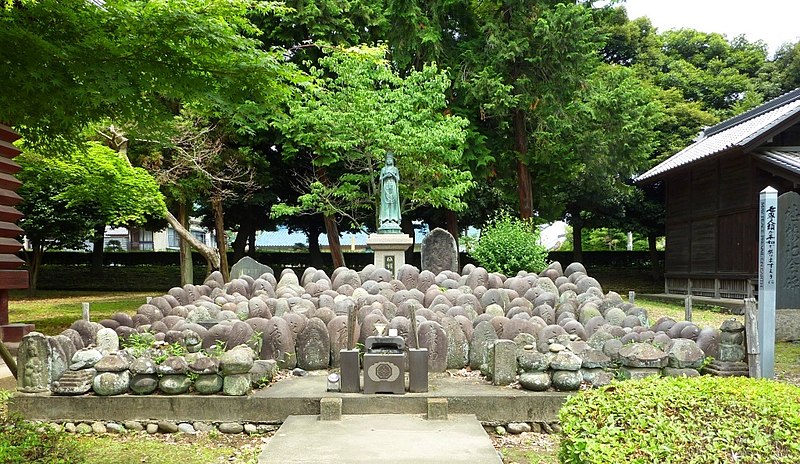 File:Buddha statue with votive offerings. Banna-ji. Ashikaga.jpg