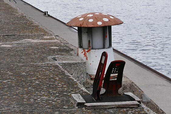im Hafen von Stuttgart an einer Anlegestelle steht das Fliegenpilz Dach