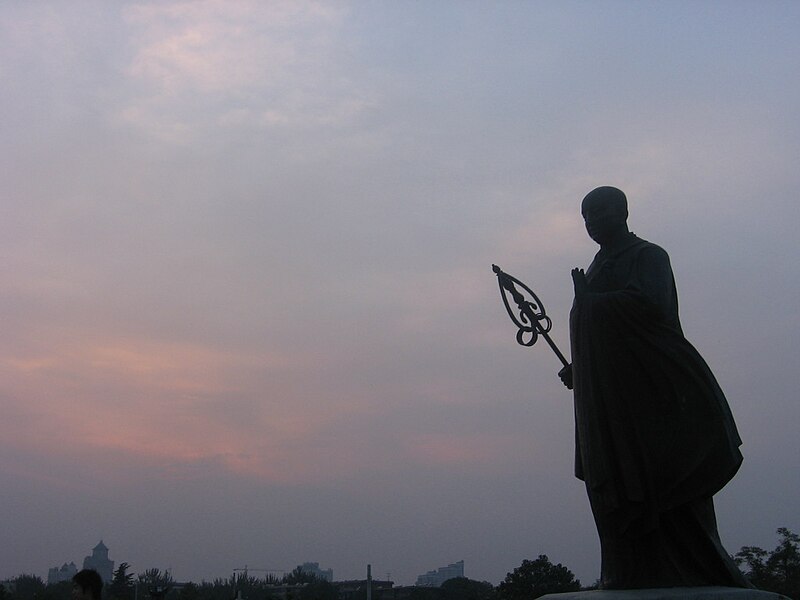File:Xuanzang Da Yan Ta statue.jpg