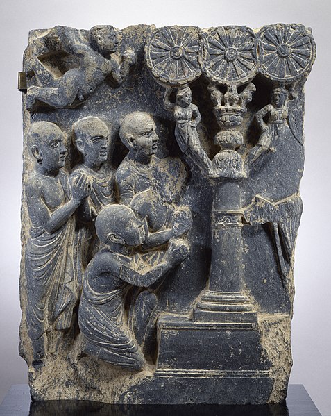 File:Gandharan - Expounding the Law - Walters 2551.jpg
