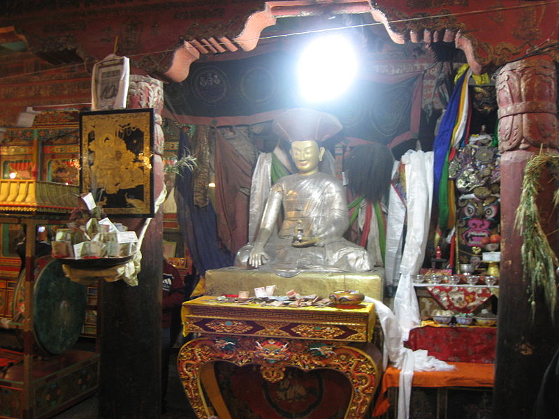File:Hemis Budhdha statue.JPG