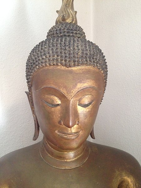 File:Asiatika Kopf große Standfigur.jpg