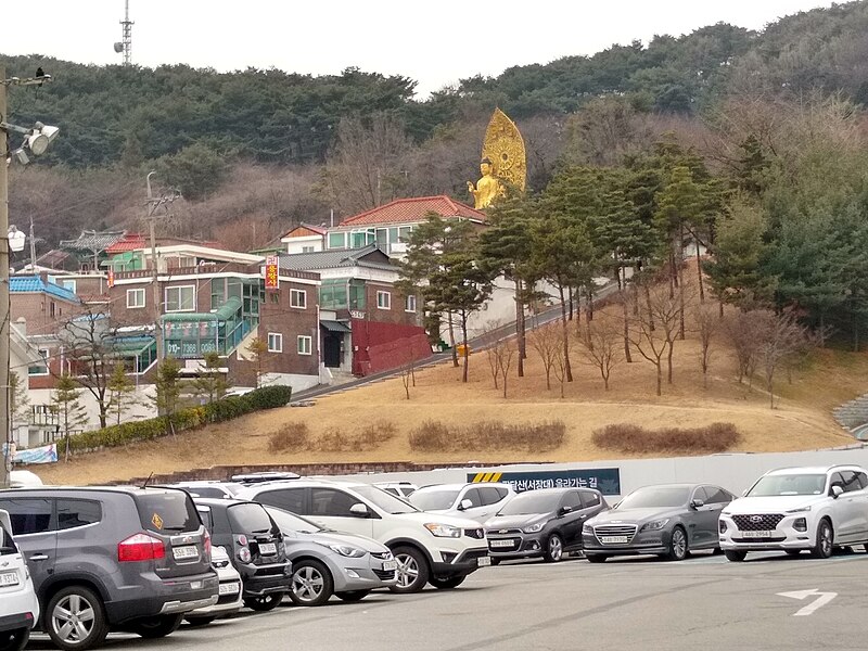 File:A Statue in Daeseungwon, Paldal mountainm Suwon.jpg