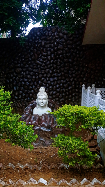 File:Buddha Statue.webp