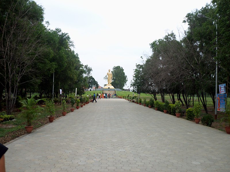 File:Buddha Statue Naglok Institue Nagpur - panoramio.jpg